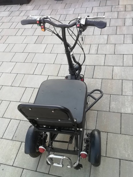 Keresek: Elektromos 3kerek�h�z keresek acumul�tort �s t�lt�t. 