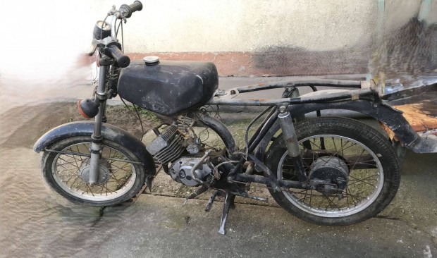 Keresek: Felújításra szoruló Simson motorkerékpárt, vázat, motorblokkot