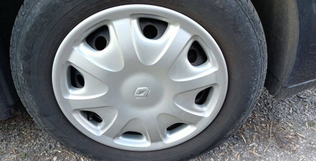 Keresek: Ilyen 15"-os Renault d�szt�rcs�t keresek 1-2 db-ot. Repedt, t�r�tt nem