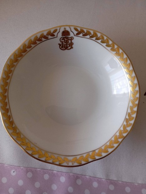 Keresek: Ilyen monogramos, címeres porcelánokat keresek