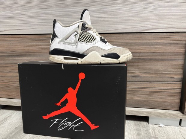 Keresek: Jordan 4 Military Black