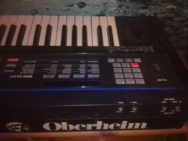 Keresek: Keresek: Oberheim Matrix-6 Analg Digitlis /FM.,-hez Programmert.