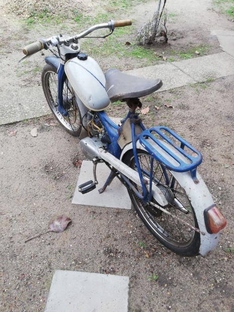 Keresek: Kom�r veter�n moped