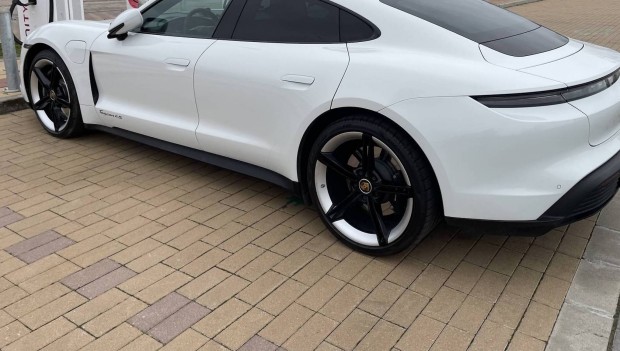 Keresek: Porche Tycan S alufelni-t vennék vásárolnék azonnal kp fizetéssel
