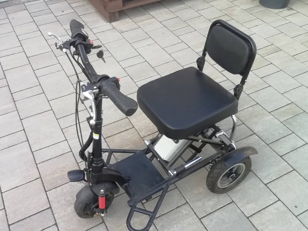 Keresek: Rollerhez keresek acumulátort.