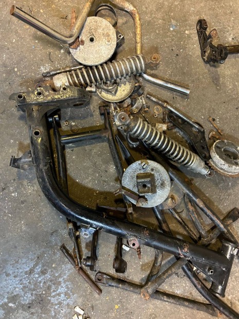 Keresek: Romos bontott szétszedett Simson motorkerékpárt vázat motorblokkot