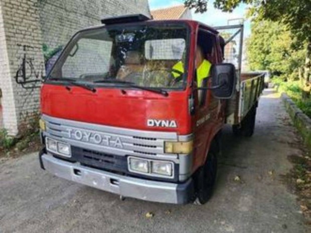 Keresek: Toyota Dyna platós kisteherautót állapottól függetlenül