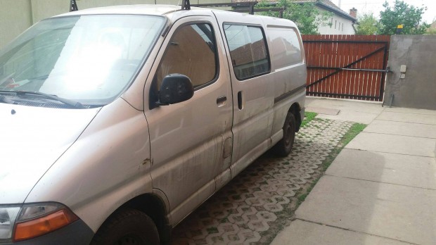 Keresek: Toyota Hiace buszt