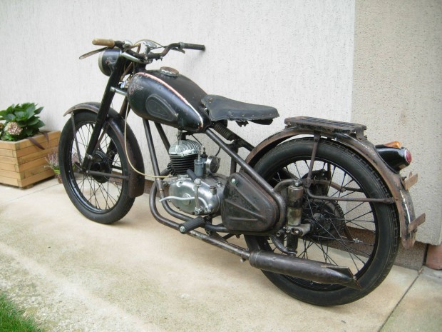 Keresek: Veterán régi motor alkatrész Csepel 125 250 D csepel stb