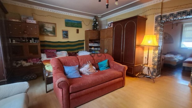 Kert, gar�zs, t�gas terek  mindez f�l �r�ra Debrecent�l