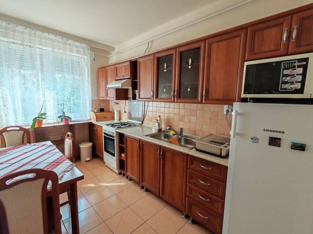 Kert utc�n 3 szob�s lak�s kiad�