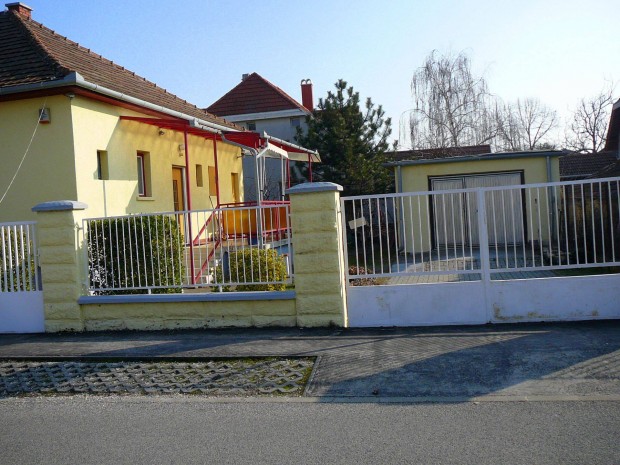 Kertes családi ház, lakás, garázzsal kiadó, albérlet