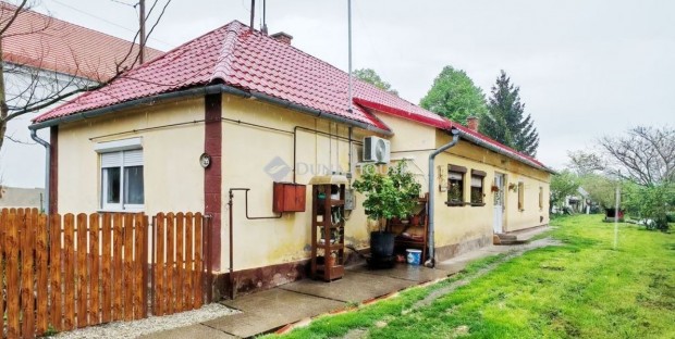 Kertes családi ház eladó telekkel!
