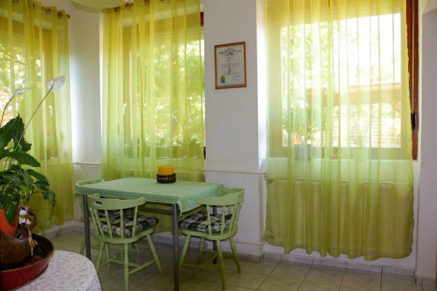 Kertes csal�di h�zban, 2 szob�s, �sszkonfortos lak�s kiad�