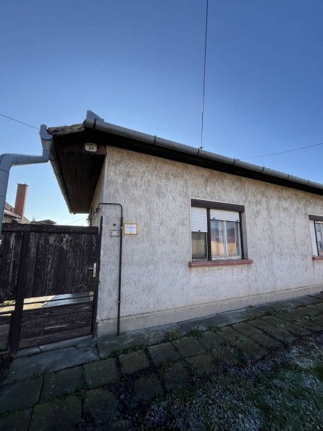 Kertes h�z elad� B�k�sen ,sok helyis�ggel !