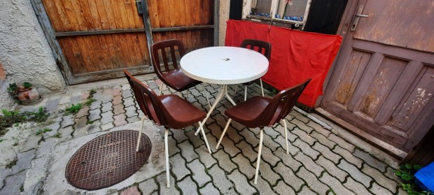 Kerti Asztal négy székkel
