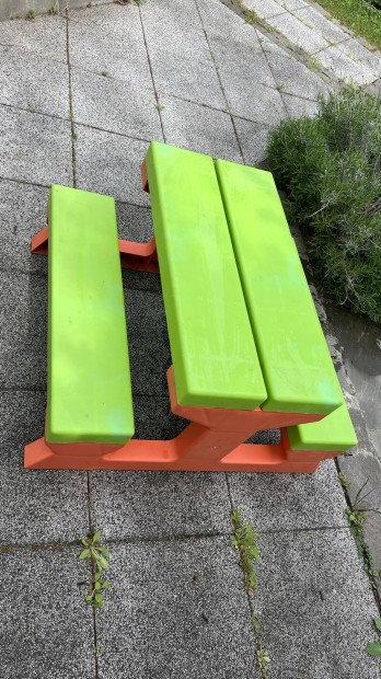 Kerti asztal gyerekeknek