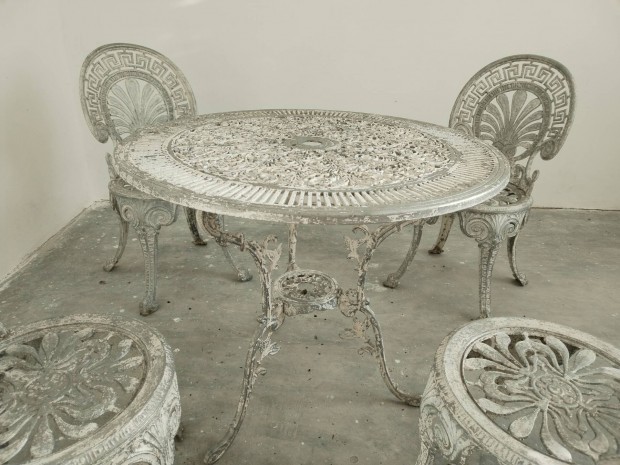 Kerti asztal szkekkel 