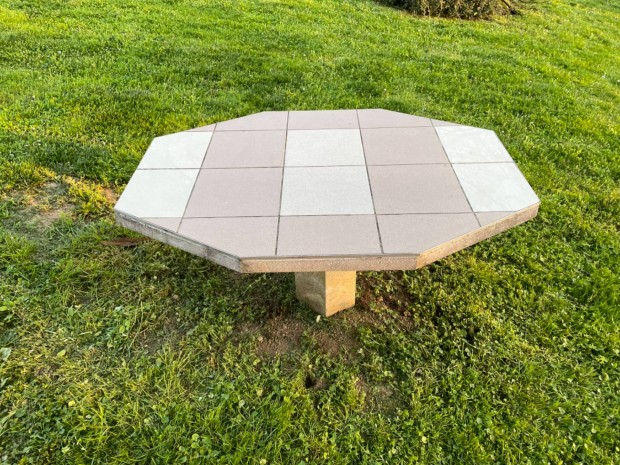 Kerti betonasztal