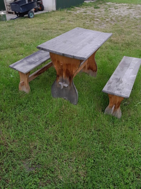 Kerti fa asztal +2 pad