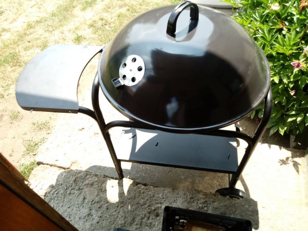 Kerti grill egyszer használt szinte új + fél zsák faszén