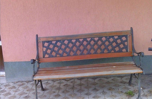 Kerti pad eladó