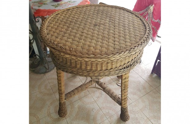 Kerti rattan asztal