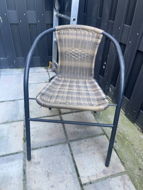 Kerti sz�k elad�