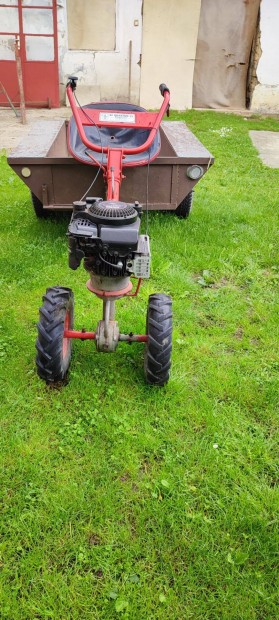 Kerti traktor utánfutóval és rotakapával