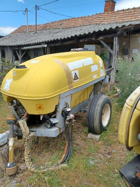 Kertitox 1000L permetező üzemképes állapotba