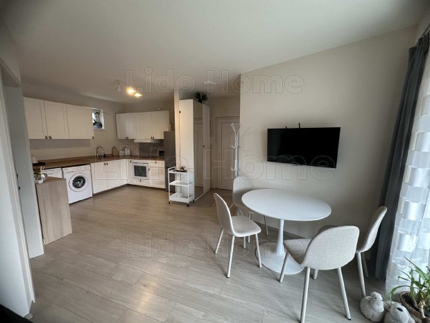 Kertkapcsolatos, modern lak�s elad� Si�fokon!