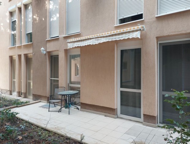 Kertkapcsolatos lak�s az Egyetemv�ros sz�v�ben