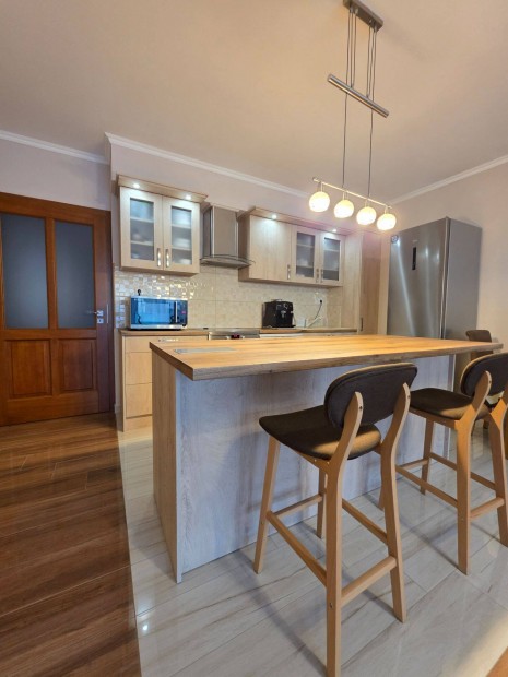 Kertkapcsolatos nappali+3 szob�s �jszer� lak�s