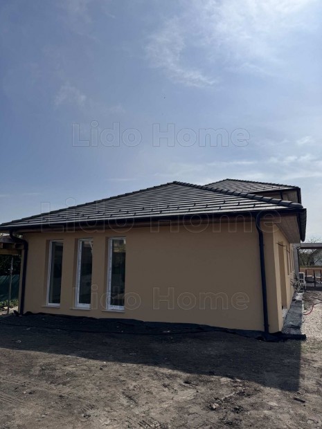 Kertkapcsolatos �j �p�t�s� lak�s Leps�nyben!