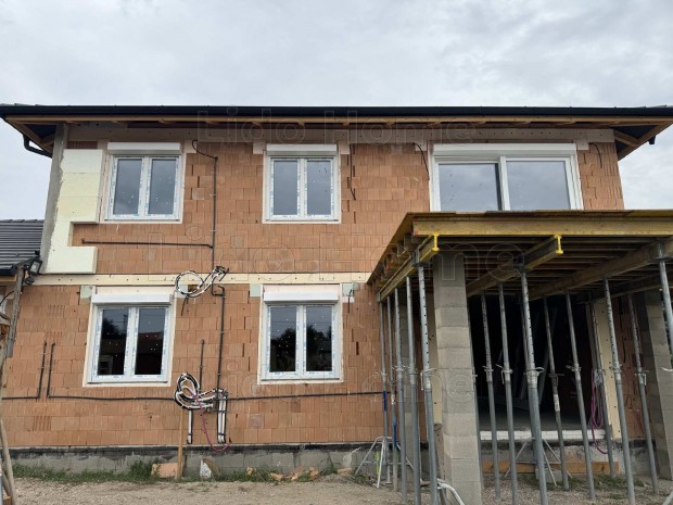 Kertkapcsolatos �j �p�t�s� lak�s Leps�nyben!