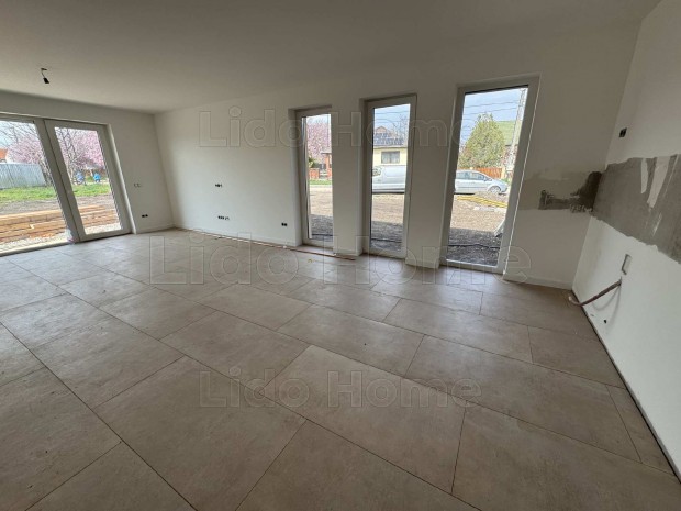 Kertkapcsolatos �j �p�t�s� lak�s Leps�nyben!