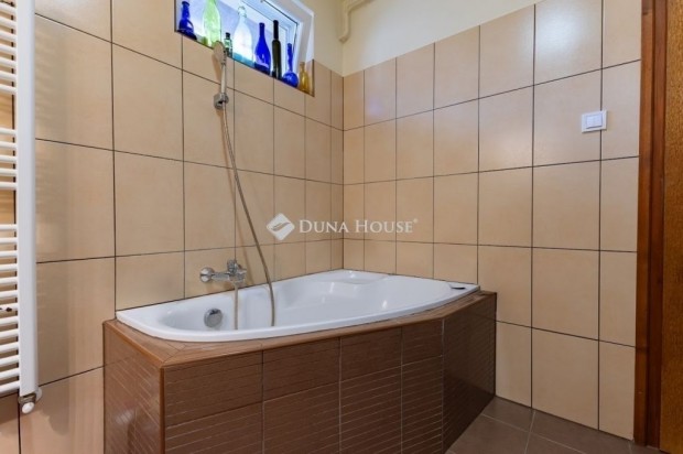 Kerttel, aut�be�ll�val!