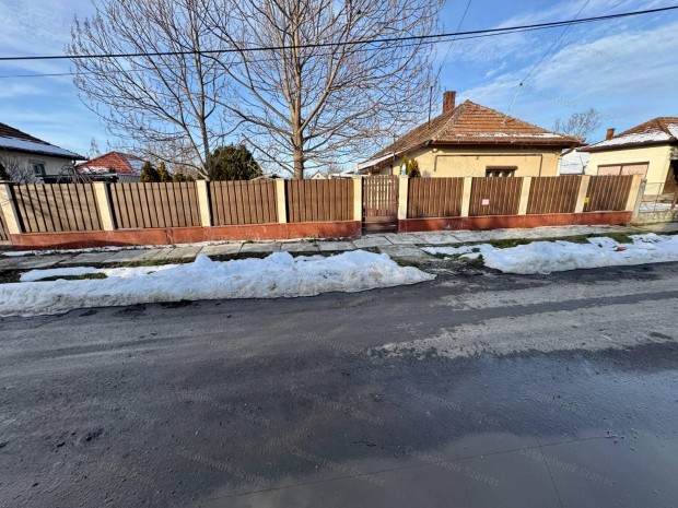 Kertv�rosban, v�zpartt�l 100 m�terre Gyomaendr�d�n csal�di h�z elad�