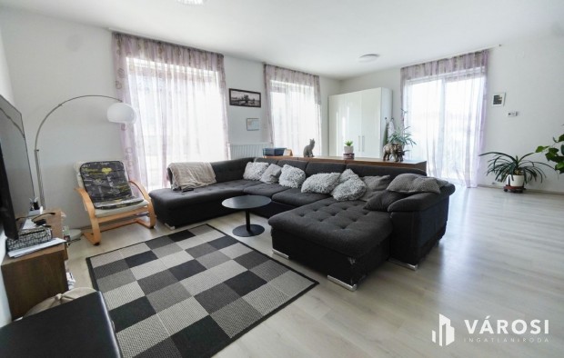 Kertv�rosi, 3 lak�sos Ikerh�zf�l