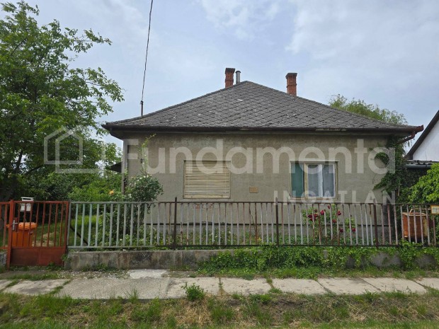 Kertv�rosi csal�di h�z Mez�t�ron