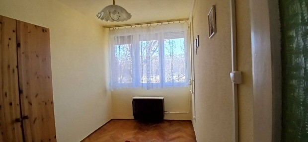 Kertv�rosi t�gla lak�s elad� H�dmez�v�s�rhelyen