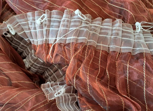 Készre varrt nagyméretű (6 m) organza függöny