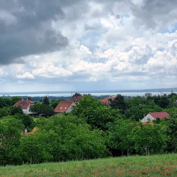 Keszthely Kertv�ros�ban panor�m�s �p�t�si telek elad�