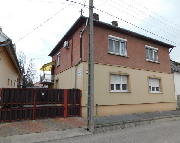 Keszthelyen 86 m-es, k�l�n bej�rat� emeleti lakr�sz udvarhaszn�lattal