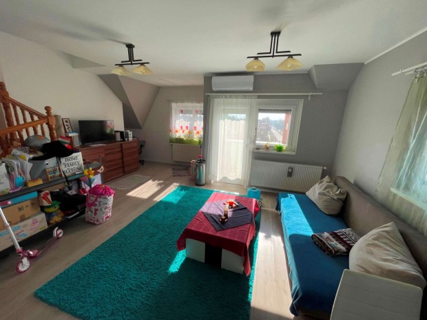 Keszthelyen, fel�j�tott, tet�t�ri, erk�lyes lak�s elad�