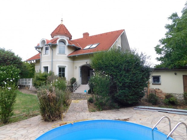 Keszthelyen csendes helyen csal�di h�z elad�