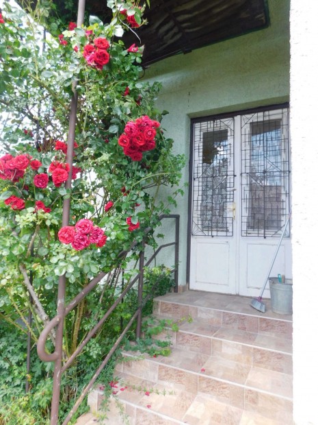 Keszthelyen fel�j�tand� csal�di h�z elad�