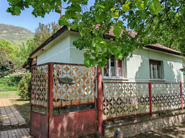 Kesztlcn erd szln 3 szobs csaldi hz elad