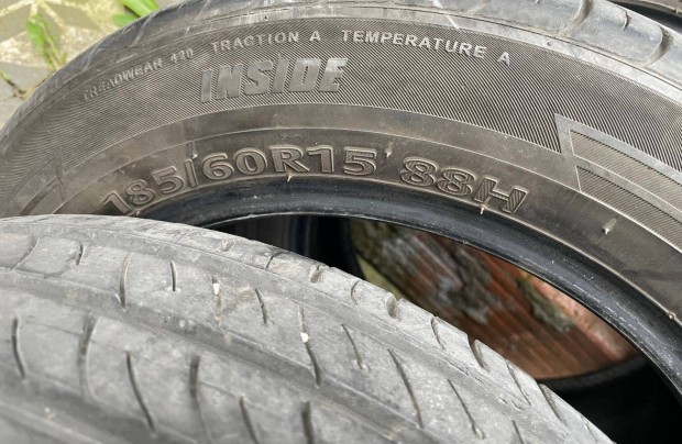 Két darab 185/60 R15 méretű nyári gumi olcsón eladó