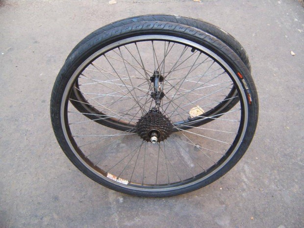 Két darab 26-os kerékpár kerék új vékony külső és belső gumikkal